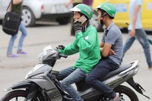 Tăng mức xử phạt với hành vi dùng điện thoại khi đang lái xe