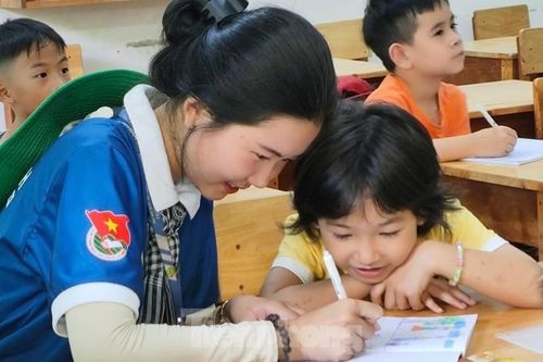 Chiến sĩ tình nguyện tạo sân chơi cho trẻ em An Giang