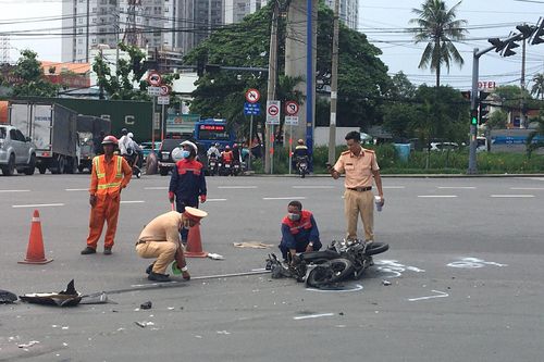 Bị xe ben cuốn vào gầm, người phụ nữ thoát chết trong gang tấc