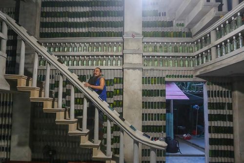 Ngôi nhà 'độc nhất vô nhị' được xây 18 năm từ vỏ chai thủy tinh