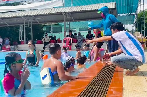 Lớp dạy bơi miễn phí cho gần 1.000 trẻ em khó khăn
