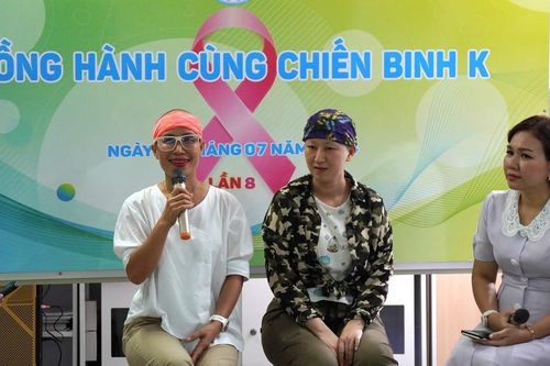 Nữ 'chiến binh' ung thư: Chủ động cạo trọc đầu, khoe vết sẹo sau lưng