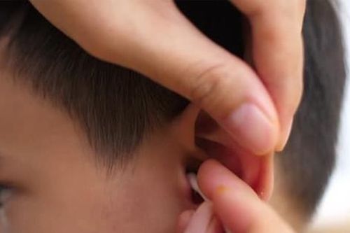 Ôm con đi cấp cứu sau khi lấy ráy tai cho bé