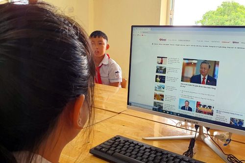 Trao tặng 15 bộ máy tính cho học sinh trường Tiểu học Vật Lại