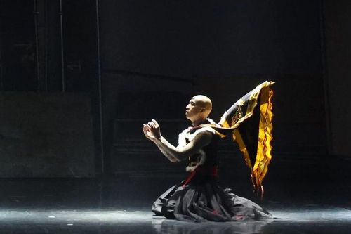 'Đối diện với vô cùng': Khi hip hop và tuồng hòa quyện trong vở múa đương đại