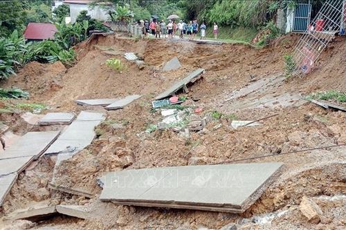 Sạt lở đất ở Lạng Sơn khiến 3 người bị thương