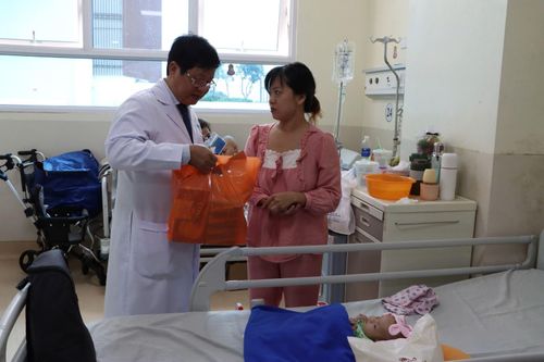 Bệnh nhi mắc bệnh hiểm nghèo được hỗ trợ kinh phí điều trị từ dự án 'Sóng chữa lành'