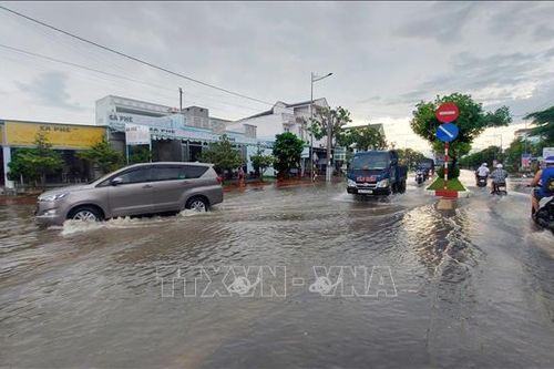Nhiều tuyến đường nội ô thành phố Bạc Liêu ngập sâu sau cơn mưa lớn kéo dài