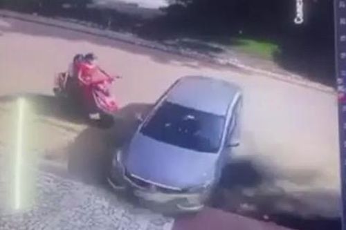 Clip: Chạy hơn 100 km/h, ô tô tông 2 mẹ con đi xe máy văng xa 9m