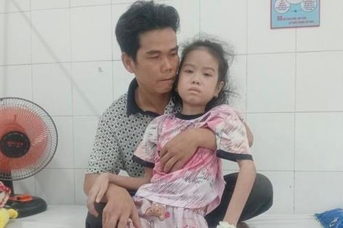 Người đàn ông bốc vác thuê kiếm tiền níu kéo sự sống cho vợ và con gái mắc bệnh hiểm nghèo