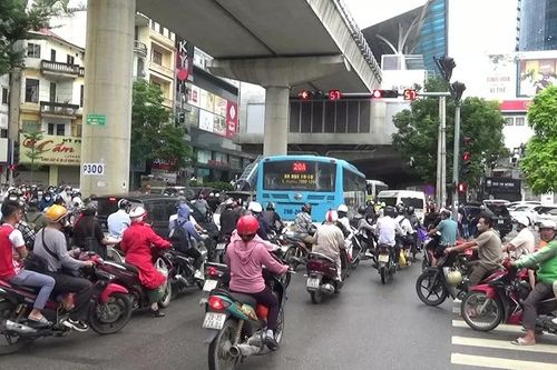 Khi đèn đỏ còn 3 giây đã bấm còi inh ỏi: Văn hóa giao thông ở đâu?