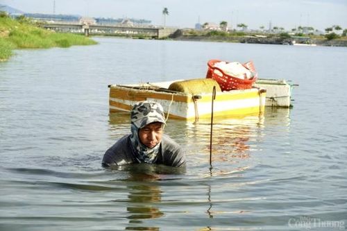 Ngâm mình dưới nước mò ''lộc trời'', người dân kiếm triệu mỗi ngày