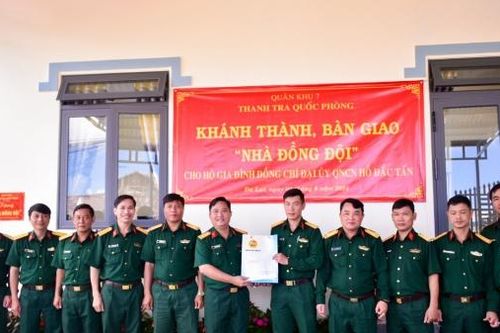 Bàn giao 'Nhà đồng đội' cho quân nhân khó khăn