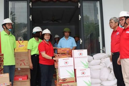 Tông Cọ tiếp nhận ủng hộ trên 482 triệu đồng tiền mặt và nhiều hiện vật