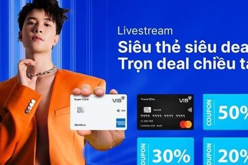 Anh Tú Atus livestream kể chuyện du lịch và tặng quà cho khán giả