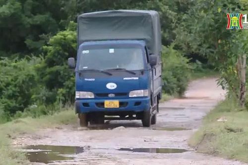 Người và phương tiện chật vật qua tuyến đường đê Hữu Đáy