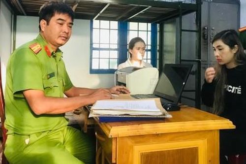 Vừa xuống máy bay, đối tượng truy nã bị bắt giữ