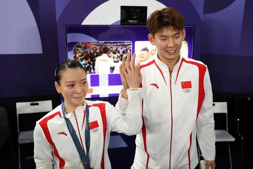 Vừa giành HCV Olympic, VĐV Trung Quốc được cầu hôn bằng nhẫn kim cương