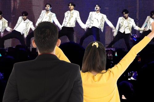 Bố đóng giả làm vệ sĩ hoàng gia để được 'đu idol' K-pop miễn phí cùng con gái