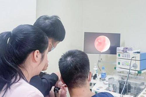 Ngoáy tai cho con tại nhà, bé 2 tuổi ở Phú Thọ phải nhập viện cấp cứu