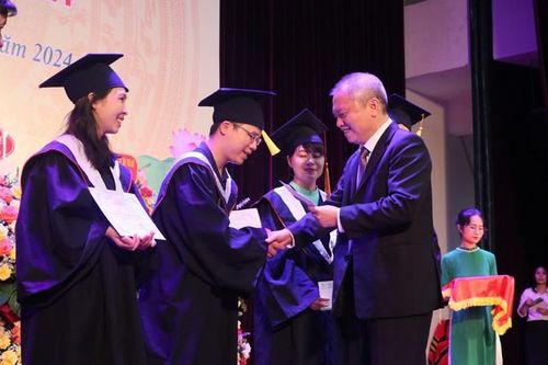 Đào tạo nhân lực y tế là giải pháp căn cơ để cải thiện và nâng cao chất lượng chăm sóc y tế cho người dân