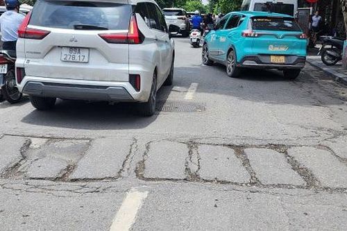 Nắp cống sụt lún 'bẫy' người đi đường