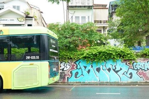 Đường phố Hà Nội 'nhếch nhác' hình sơn vẽ bậy