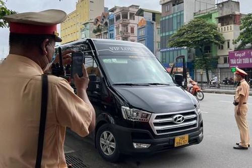 Xe khách lợi dụng công trường thi công để chạy 'rùa bò' đón khách
