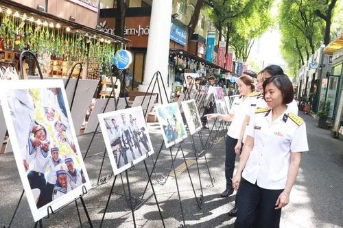 Khai mạc triển lãm ảnh 'Yêu lắm Trường Sa ơi'