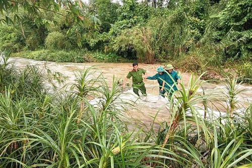 Thanh niên mất tích do bị lũ cuốn đã được tìm thấy