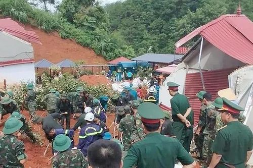 Sạt lở đất nghiêm trọng lúc rạng sáng, 2 vợ chồng tử vong khi đang ngủ