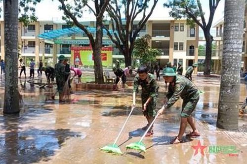 Trường Sĩ quan Đặc công: Giúp nhân dân khắc phục hậu quả sau mưa lũ