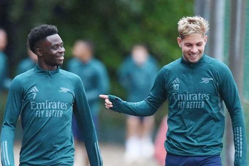 HLV Arteta và Saka tri ân Smith Rowe