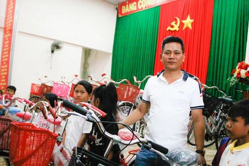 Quảng Ngãi: Người 'tái chế' xe đạp cũ tặng học sinh nghèo
