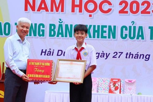 Nam sinh 5 năm cõng bạn đến trường