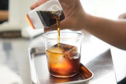 Uống cà phê đen đá giúp đẩy nhanh quá trình đốt cháy mỡ thừa, hỗ trợ giảm cân