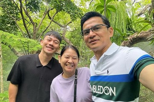 Tiền vệ Trần Minh Vương lần thứ 2 thăm gia đình HLV Kiatisuk tại Thái Lan