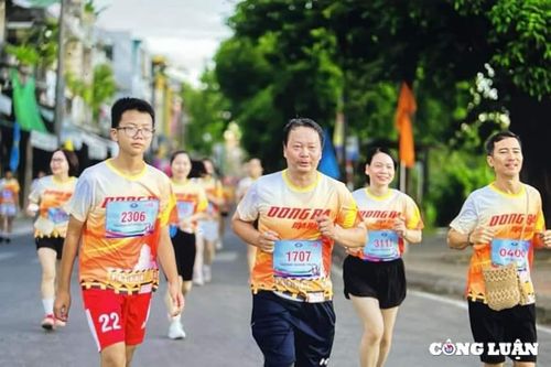 Thừa Thiên Huế: Hơn 1.000 vận động viên tham gia chương trình Khỏe cùng 'Đông Ba Market Jogging - 2024'