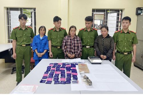 Bắt quả tang 2 'nữ quái' vận chuyển 3 bánh heroin cùng hơn 11 nghìn viên ma túy