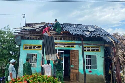 Đồn Biên phòng Khánh Tiến (Cà Mau) hỗ trợ nhiều nhà dân bị tốc mái