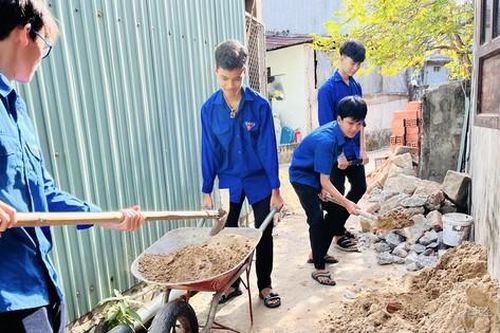 'Áo xanh' đội nắng giúp hộ khó khăn sửa chữa, xây mới nhà cửa
