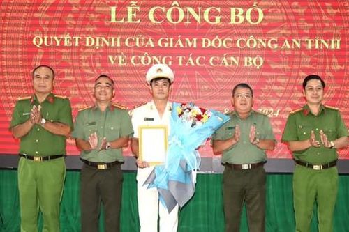 Trao quyết định của Giám đốc Công an tỉnh Bình Phước về công tác cán bộ