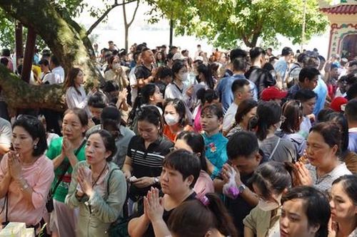 Chen chân lễ Phủ Tây Hồ trong ngày đầu tháng 'cô hồn'
