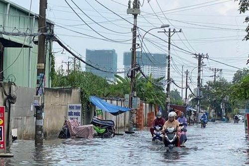 Nhiều tuyến đường TPHCM ngập nặng sau cơn mưa