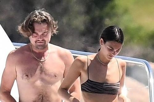 Bạn gái Leonardo DiCaprio khoe dáng