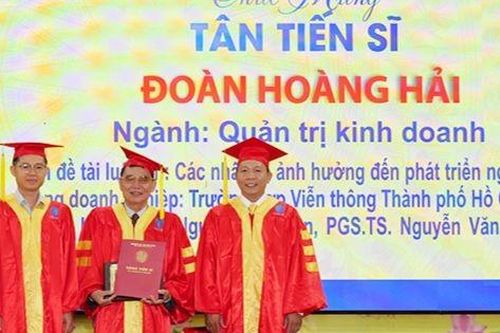 Cụ ông 73 tuổi tốt nghiệp tiến sĩ