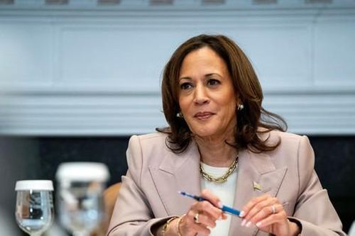 Bà Kamala Harris gấp rút tìm 'phó tướng'