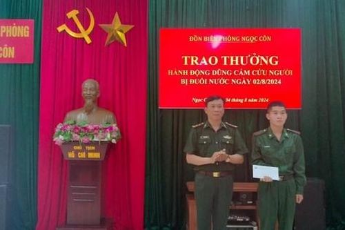 Chiến sĩ trẻ dũng cảm cứu người bị nước lũ cuốn
