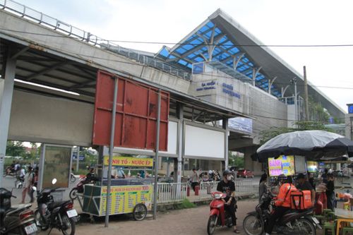 Hà Nội: Lộn xộn hàng quán, phương tiện khu vực gần ga Nhổn