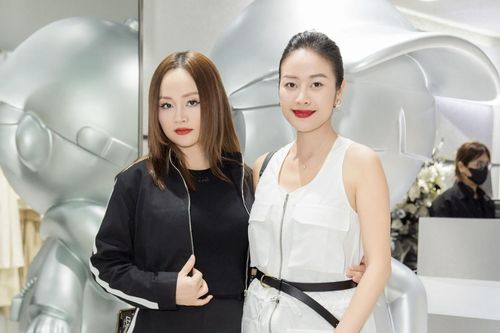 Diễn viên Lan Phương đọ dáng với MC Phí Linh sau 4 tháng sinh con